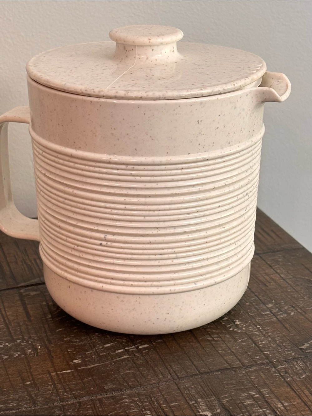 VINTAGE Pitcher Speckled Ribbed Handled 1.5 Quart Rubbermaid Plastic #2677 great